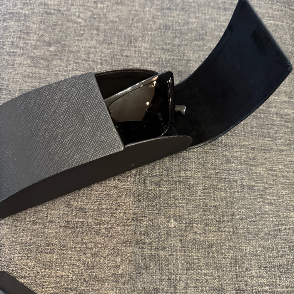 Stylish Black Square Sunglasses - Picture 6 of 8